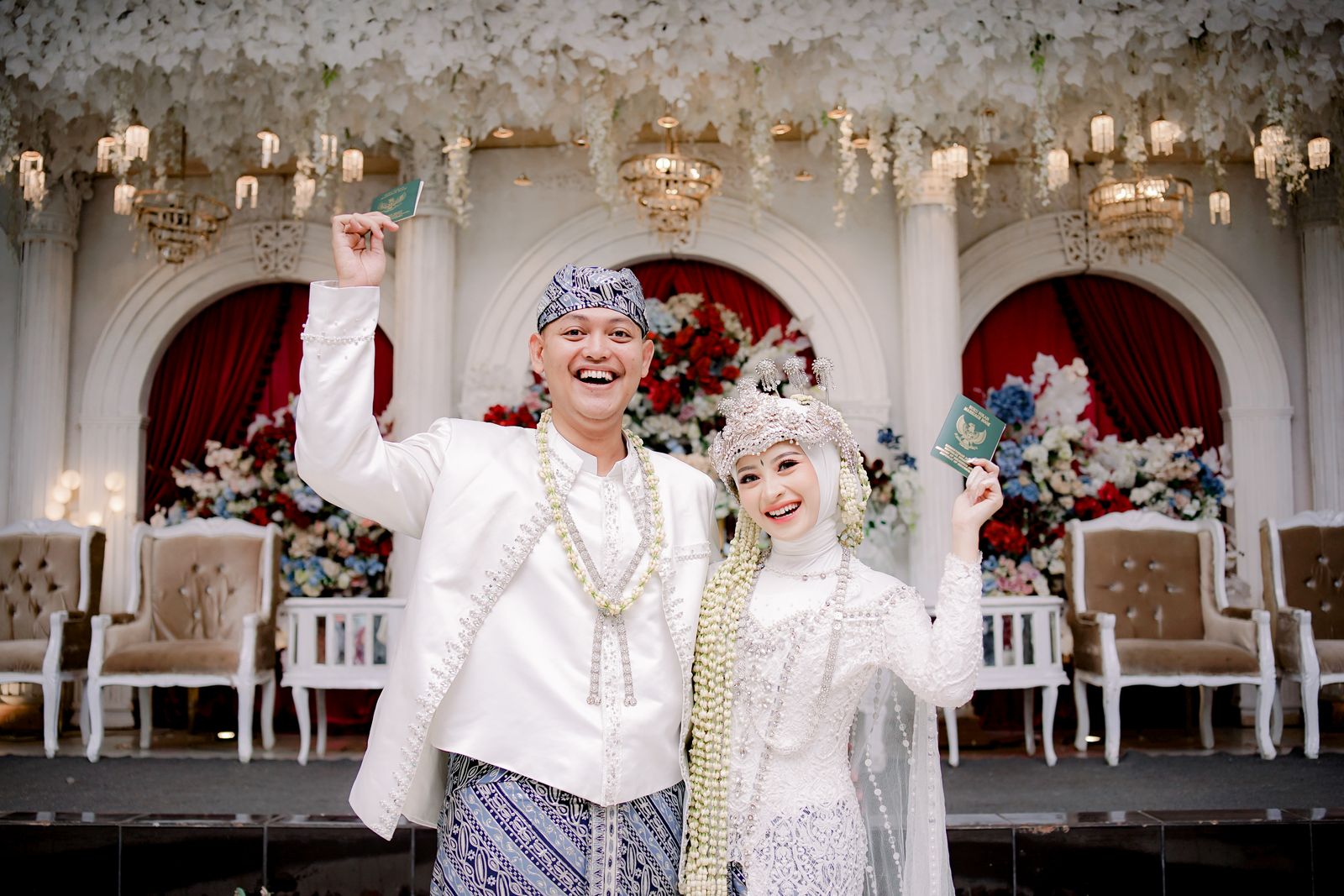 Pasangan pengantin dengan nuansa adat Sunda